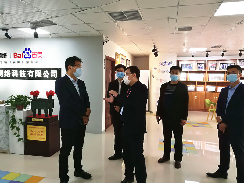 安陽市商務(wù)局副局長張躍勇，攜同天津伍創(chuàng)電子商務(wù)有限公司李富民一行蒞臨安陽青峰網(wǎng)絡(luò)參觀指導(dǎo)??！